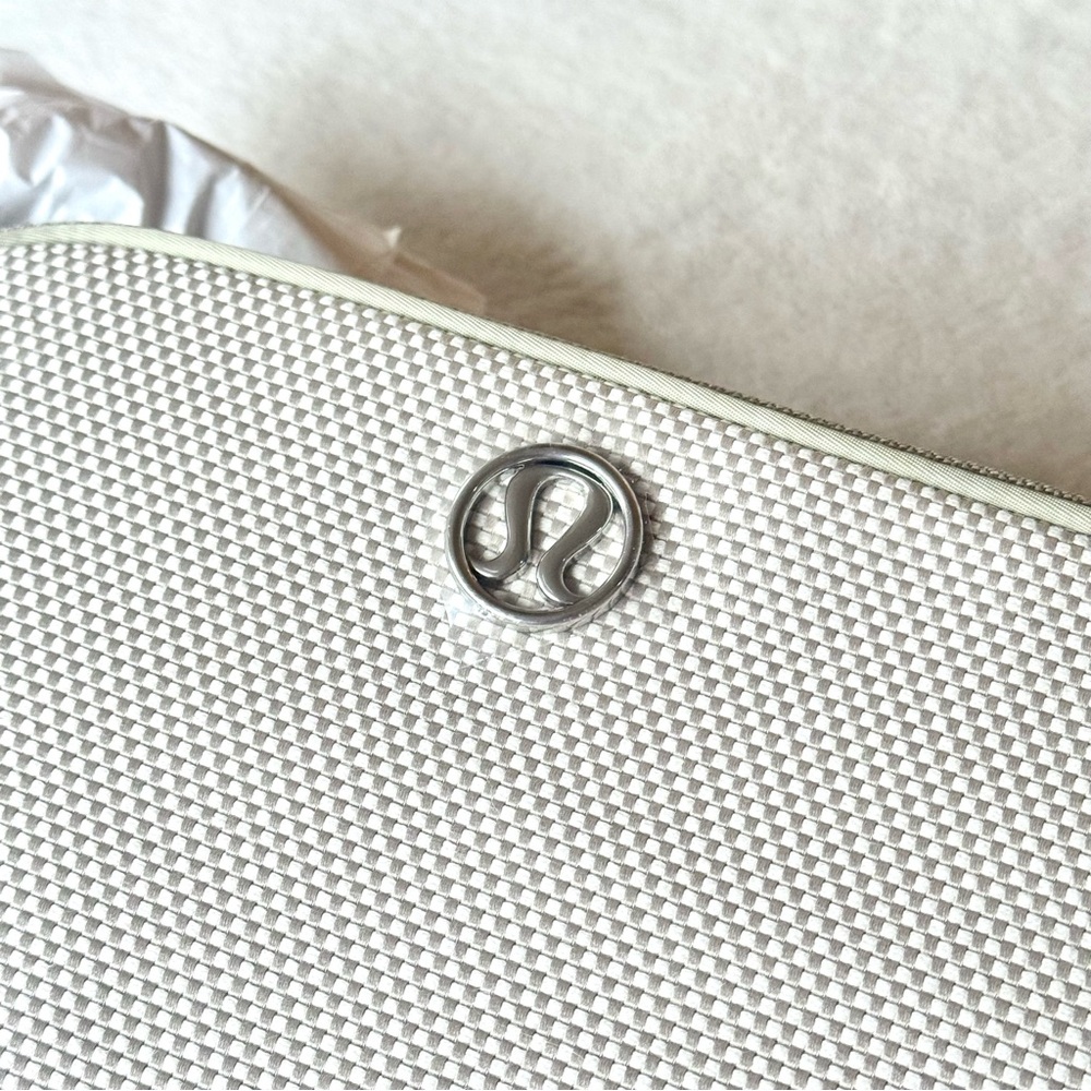 NWT Lululemon Crossbody Camera Bag *Canvas 2L – Movage Tan/Light Ivory/Raw Linen - Picture 5 of 16